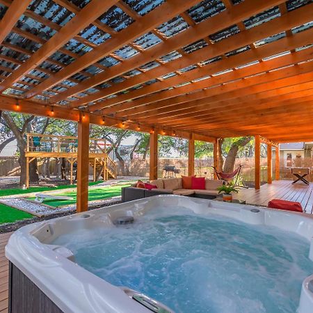 Luxurious Home With Hot Tub & Tree Deck By 6Flags Сан-Антонио Экстерьер фото