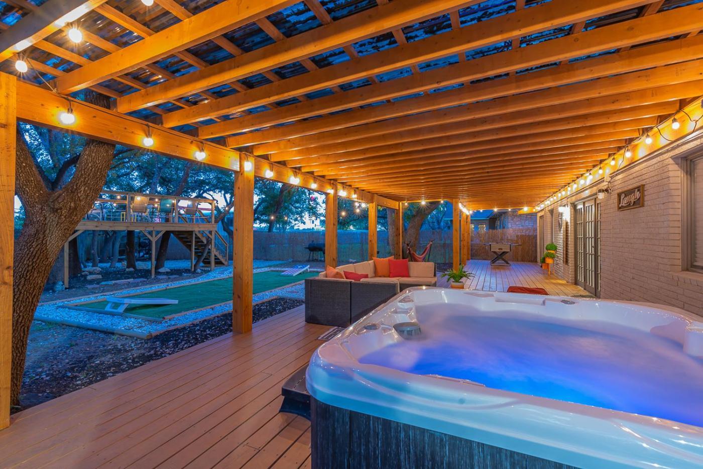 Luxurious Home With Hot Tub & Tree Deck By 6Flags Сан-Антонио Экстерьер фото