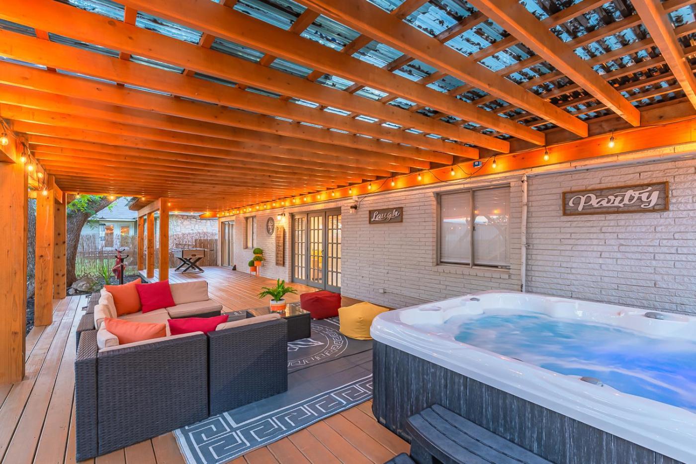 Luxurious Home With Hot Tub & Tree Deck By 6Flags Сан-Антонио Экстерьер фото