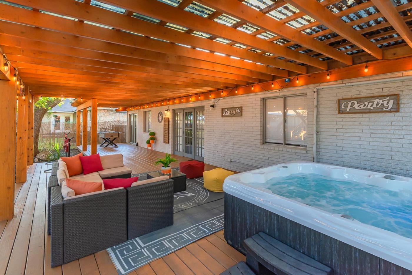 Luxurious Home With Hot Tub & Tree Deck By 6Flags Сан-Антонио Экстерьер фото